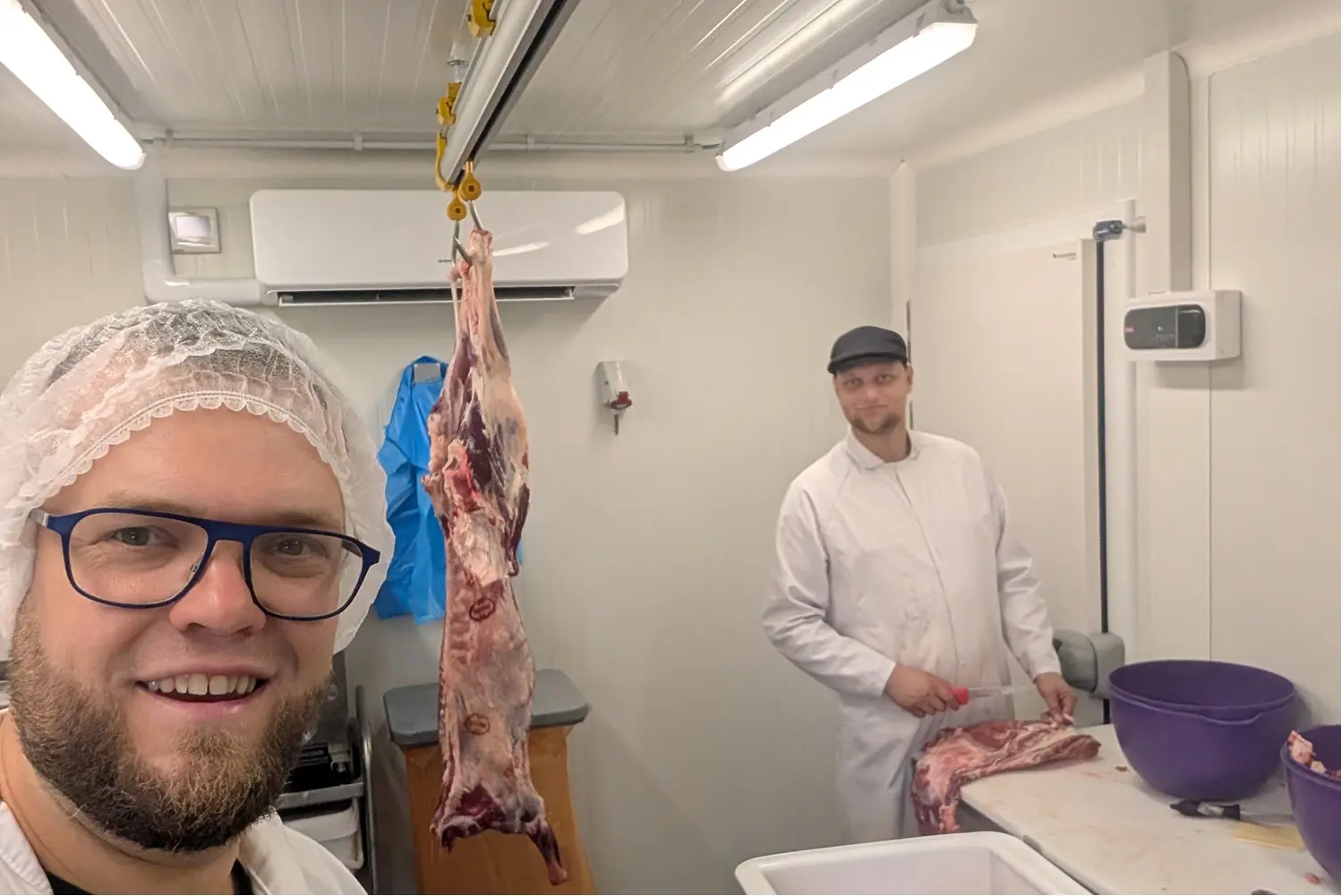 Préparation et contrôle des viandes d’agneau dans notre salle de découpe artisanale.