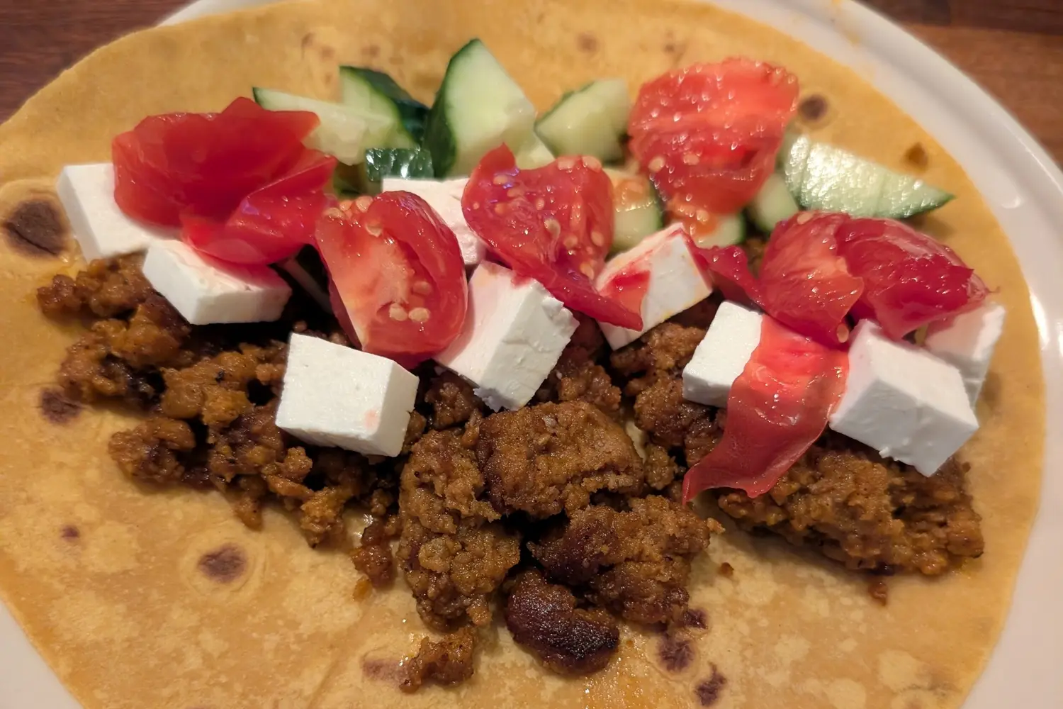 Wrap de hachis d&#39;agneaux avec de la feta, des conconbres et des tomates pour un repas délicieux. 