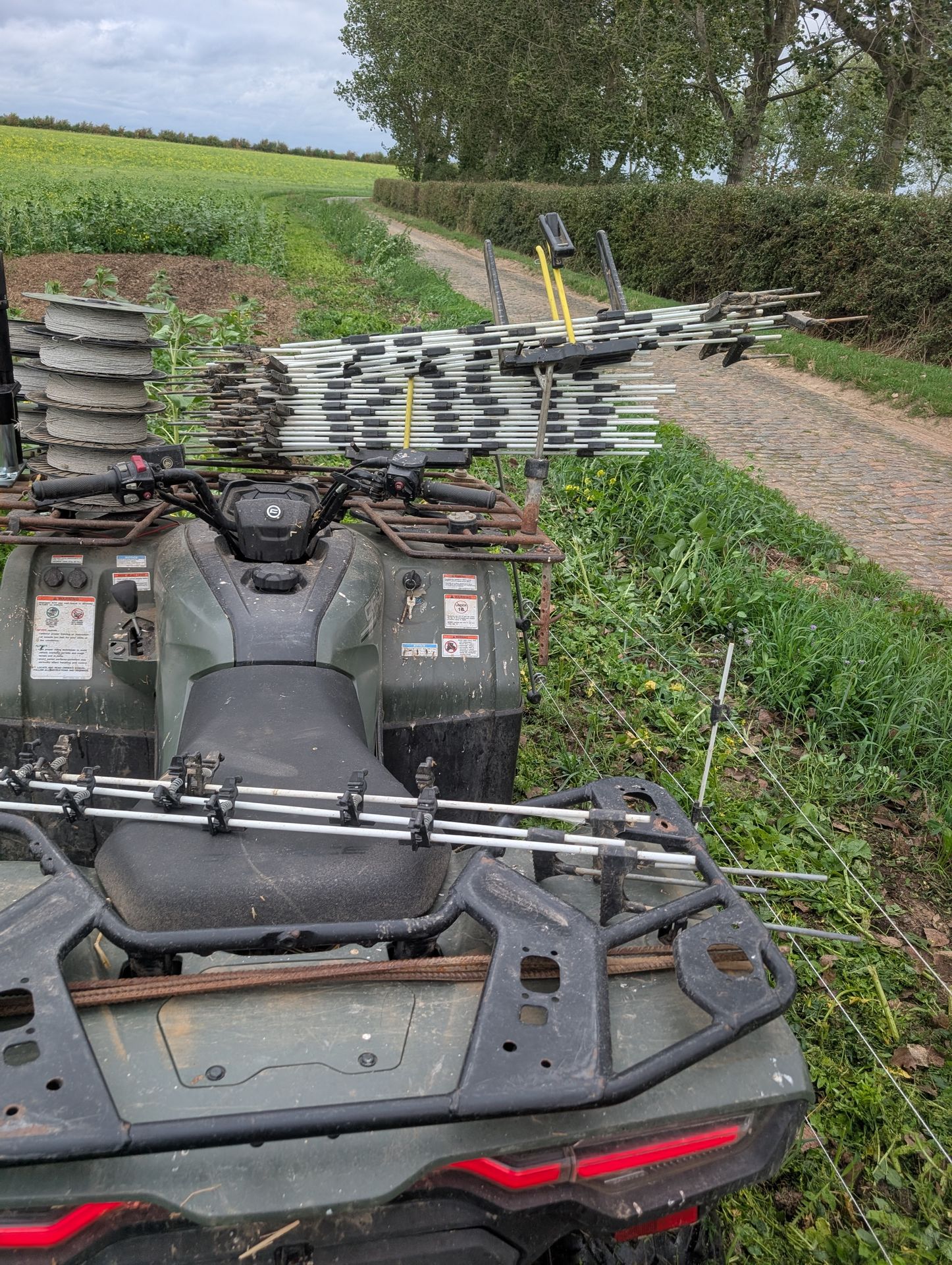 Quad de pose de cloture pour garder les moutons sur la parcelle.